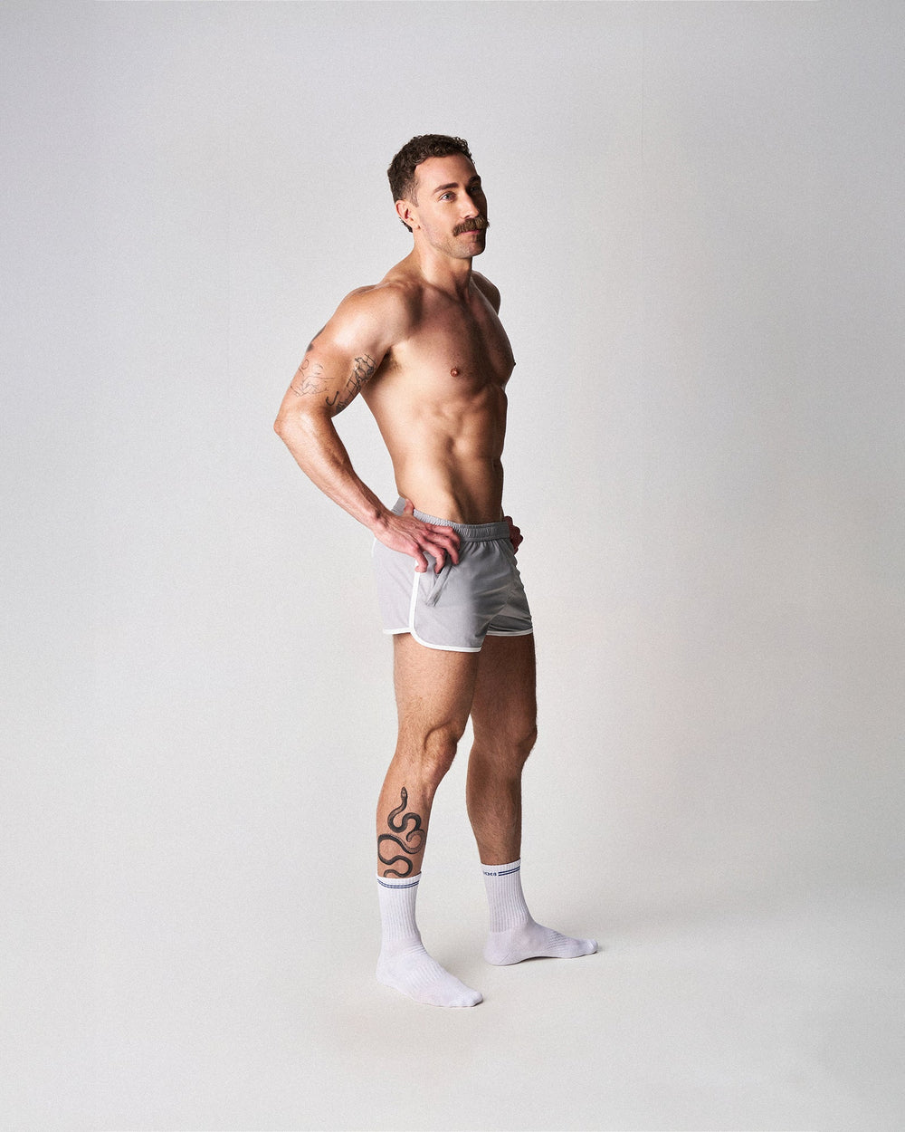 TEAMM8 SSC Legacy Scallop Short in grey – contrast piping side split athletic short
