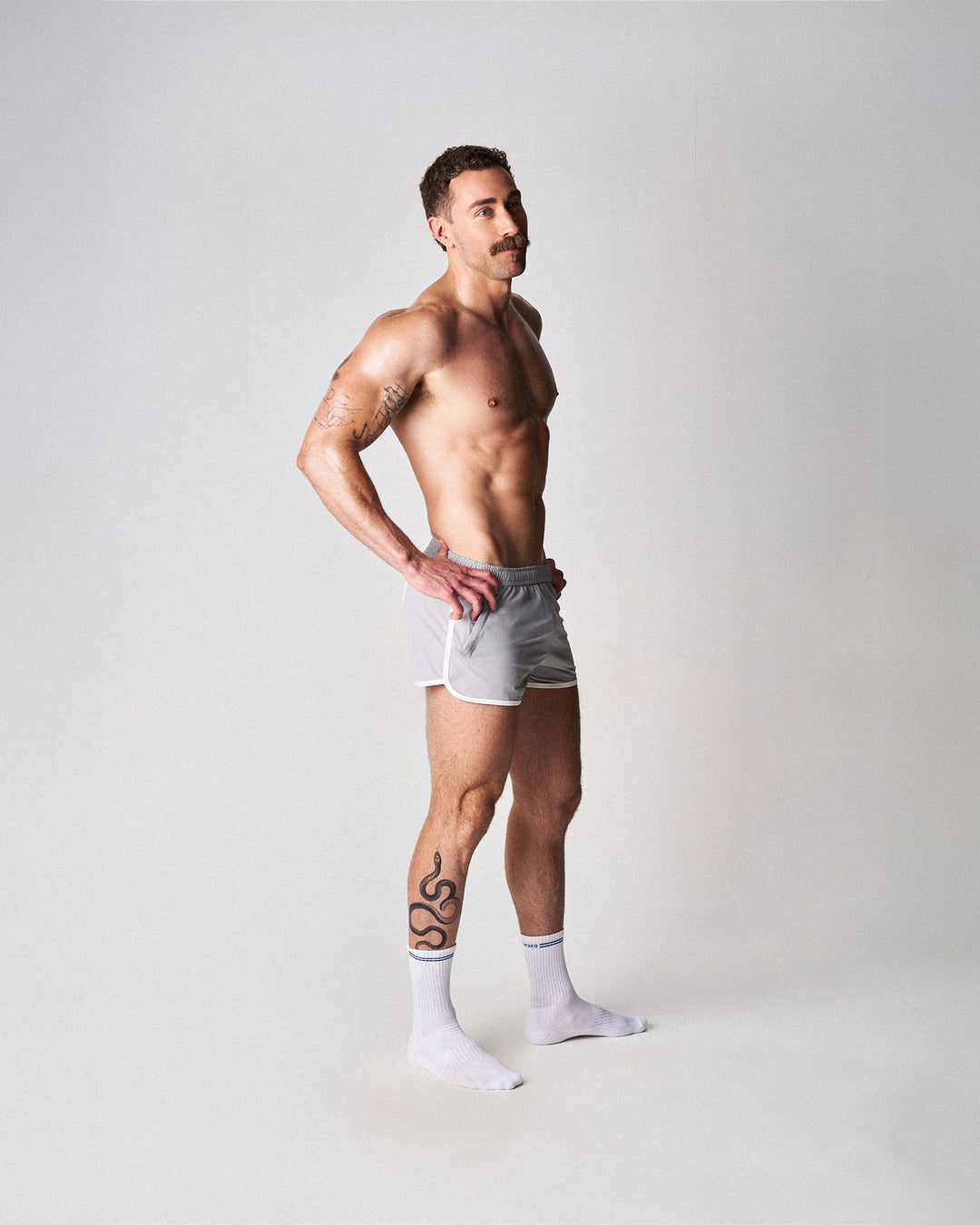 TEAMM8 SSC Legacy Scallop Short in grey – contrast piping side split athletic short