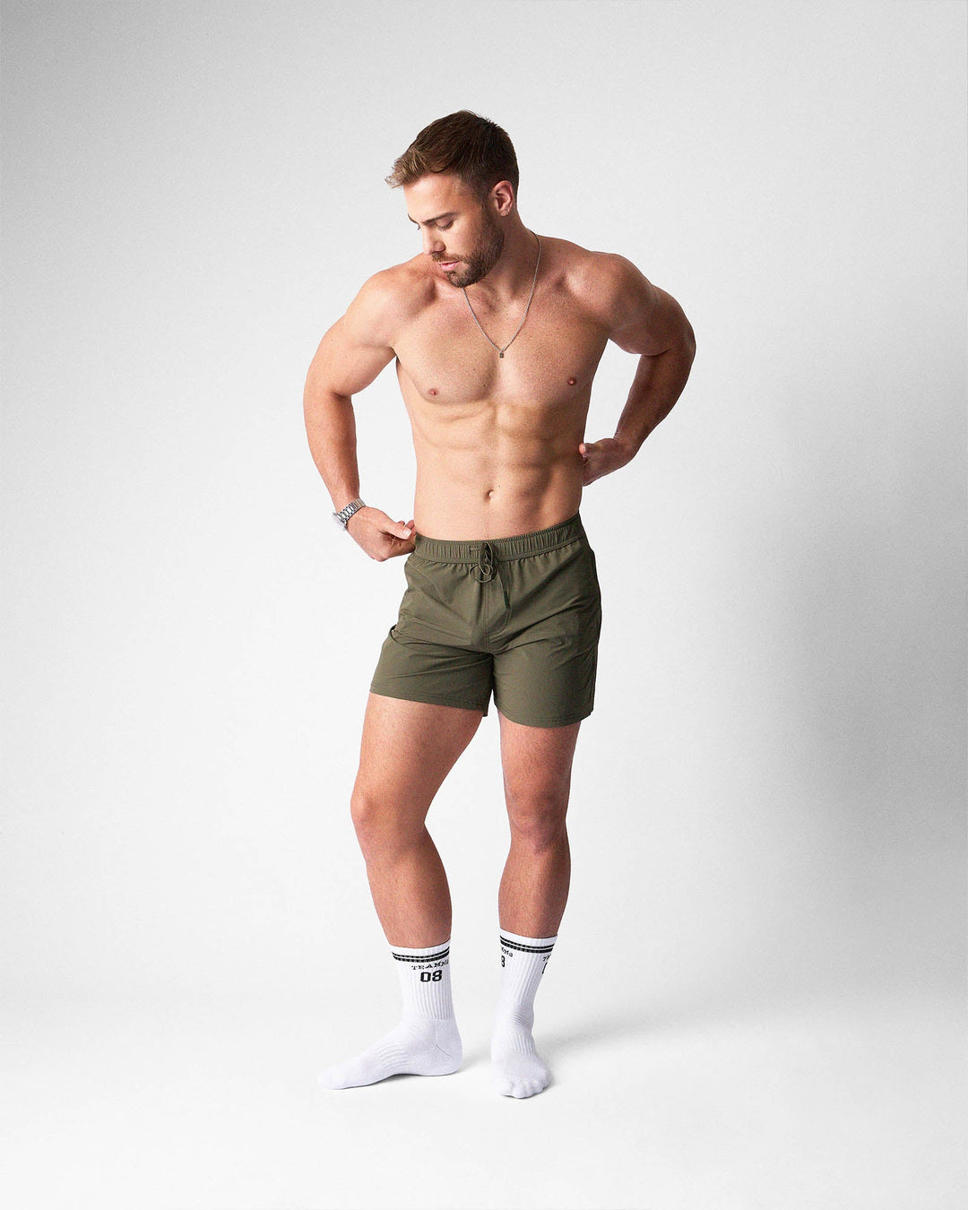 TEAMM8 Bolt 5 inch gym short in army green – 4-way stretch performance short with zip pockets