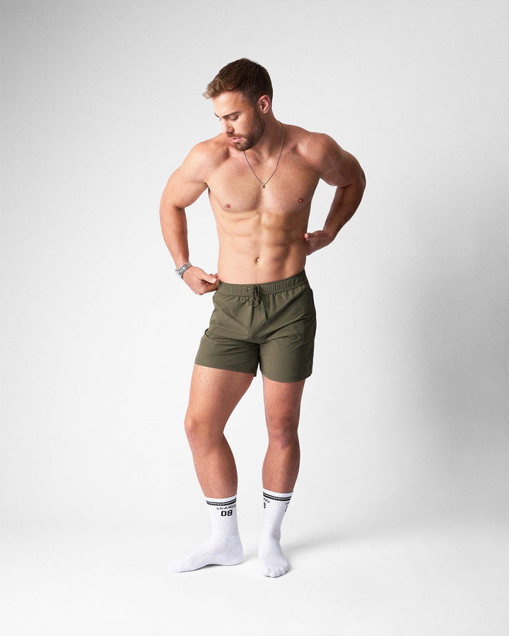 TEAMM8 Bolt 5 inch gym short in army green – 4-way stretch performance short with zip pockets