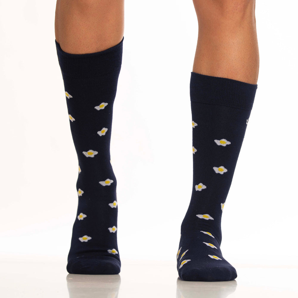 Mundo Unico men's blue modal casual socks Huevito with fried egg miniprint – front view