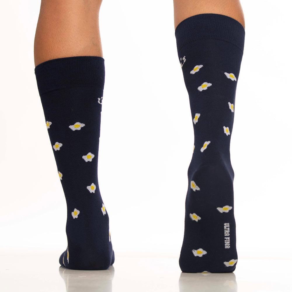 Mundo Unico men's blue modal casual socks Huevito with fried egg miniprint – side view