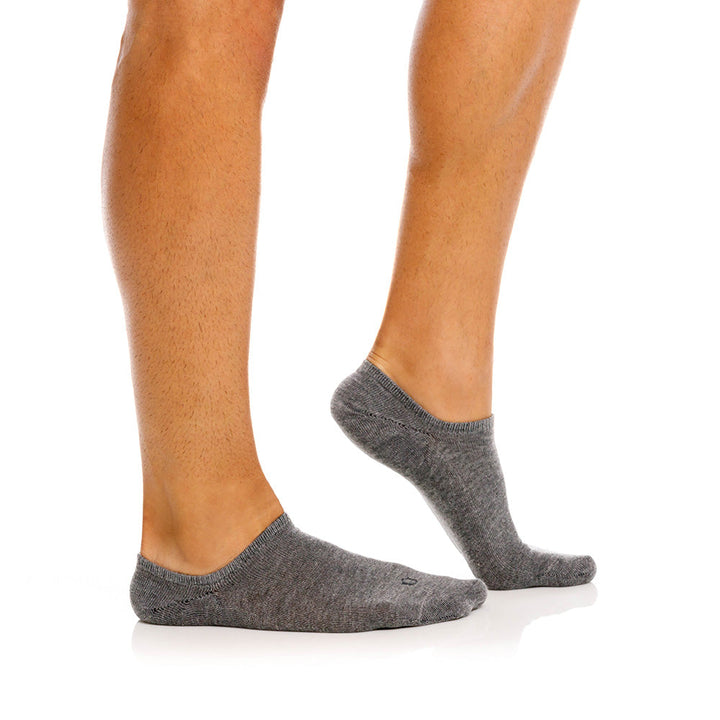 Mundo Unico men's grey no-show cotton socks Acebo with logo detail – detail view