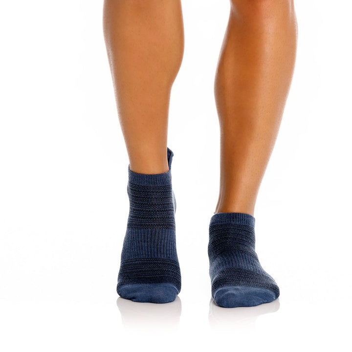 Mundo Unico Adverso heel-tab socks in blue – cotton breathable ankle socks with black detail