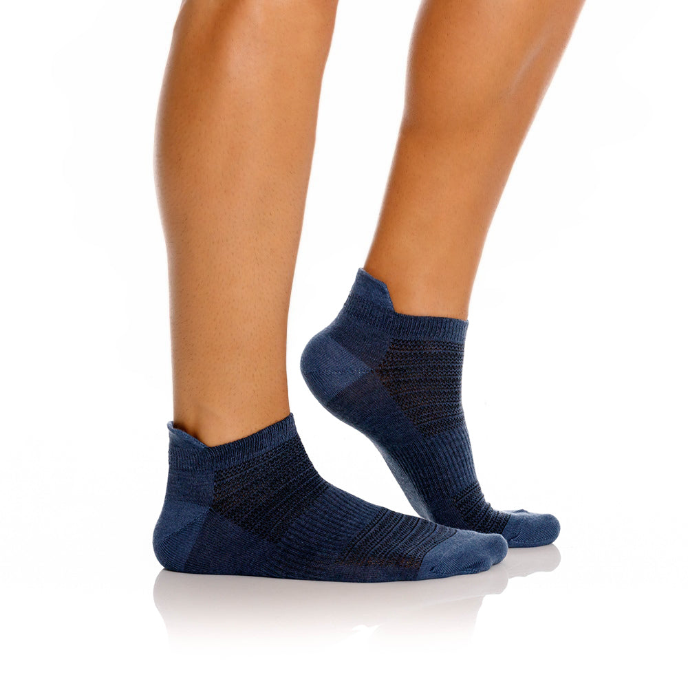 Mundo Unico Adverso heel-tab socks in blue – cotton breathable ankle socks with black detail