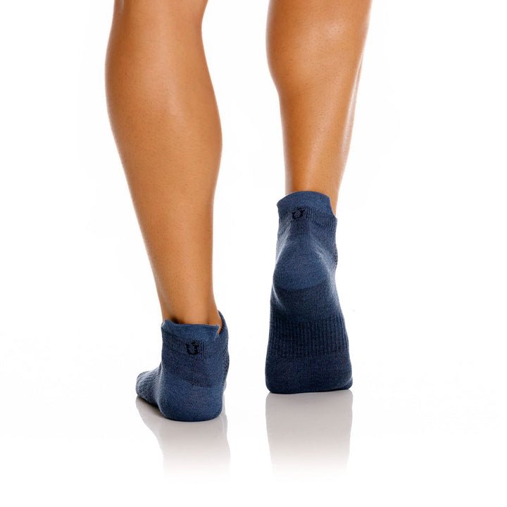 Mundo Unico Adverso heel-tab socks in blue – cotton breathable ankle socks with black detail