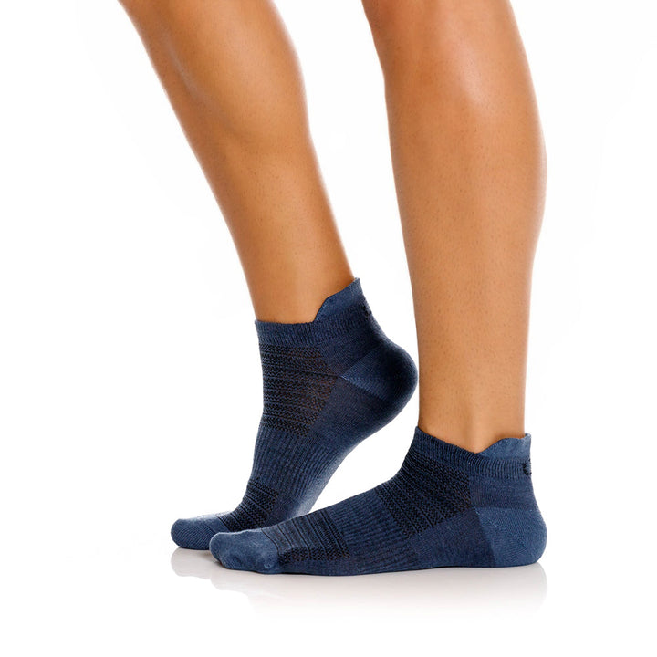 Mundo Unico Adverso heel-tab socks in blue – cotton breathable ankle socks with black detail
