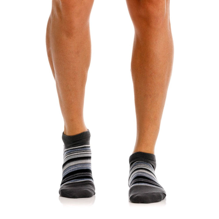 Mundo Unico Isla Men's Ankle Socks in Gray – men's socks Handmade in Colombia