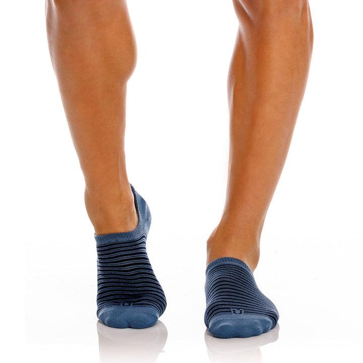 Mundo Unico men's Hedera no-show socks blue with black detail front