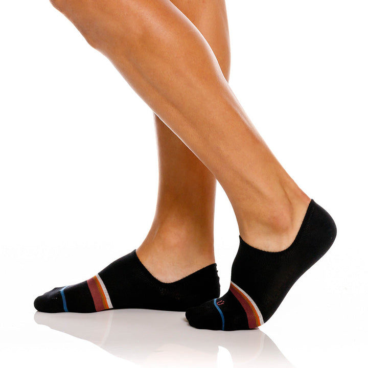 Mundo Unico men's black no-show cotton socks Zéfiro with white and red detail – back view