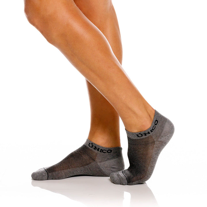 Mundo Unico men's grey cotton heel tab socks Ápex with brand applique – back view
