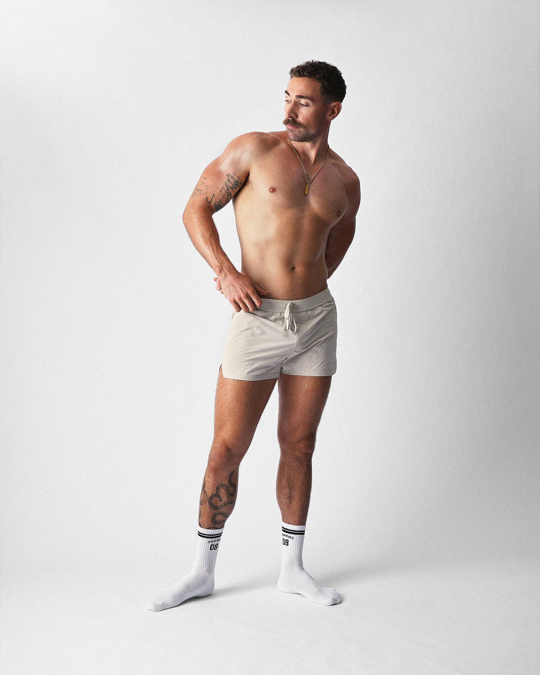 TEAMM8 Pace 2.5 inch gym short in ecru – scallop leg split performance short