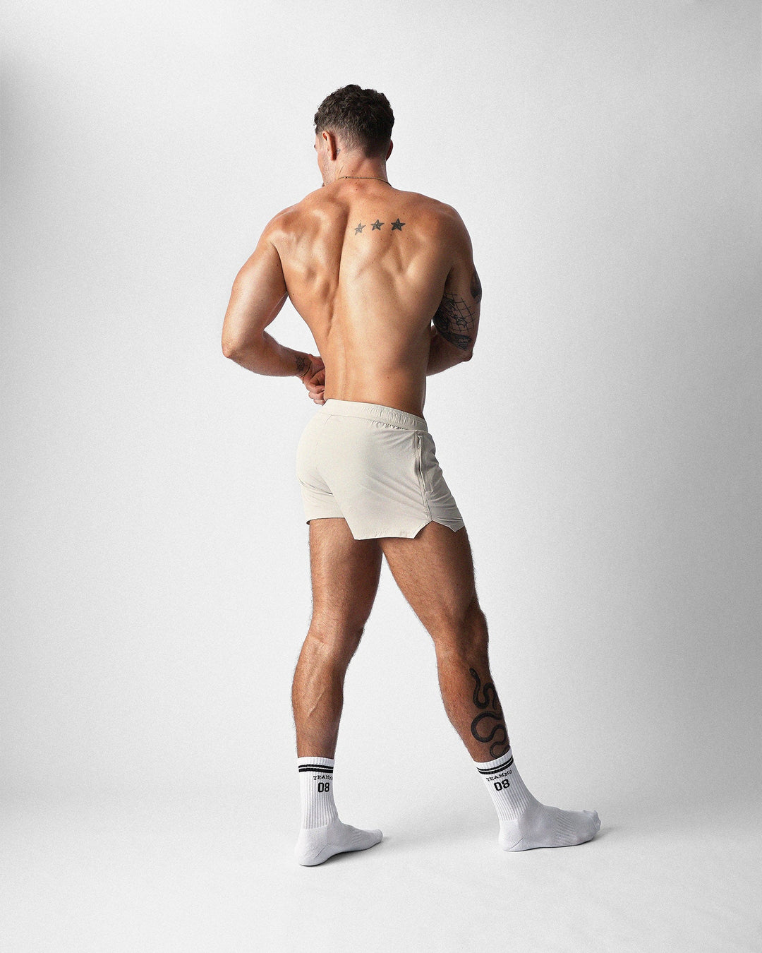 TEAMM8 Pace 2.5 inch gym short in ecru – scallop leg split performance short