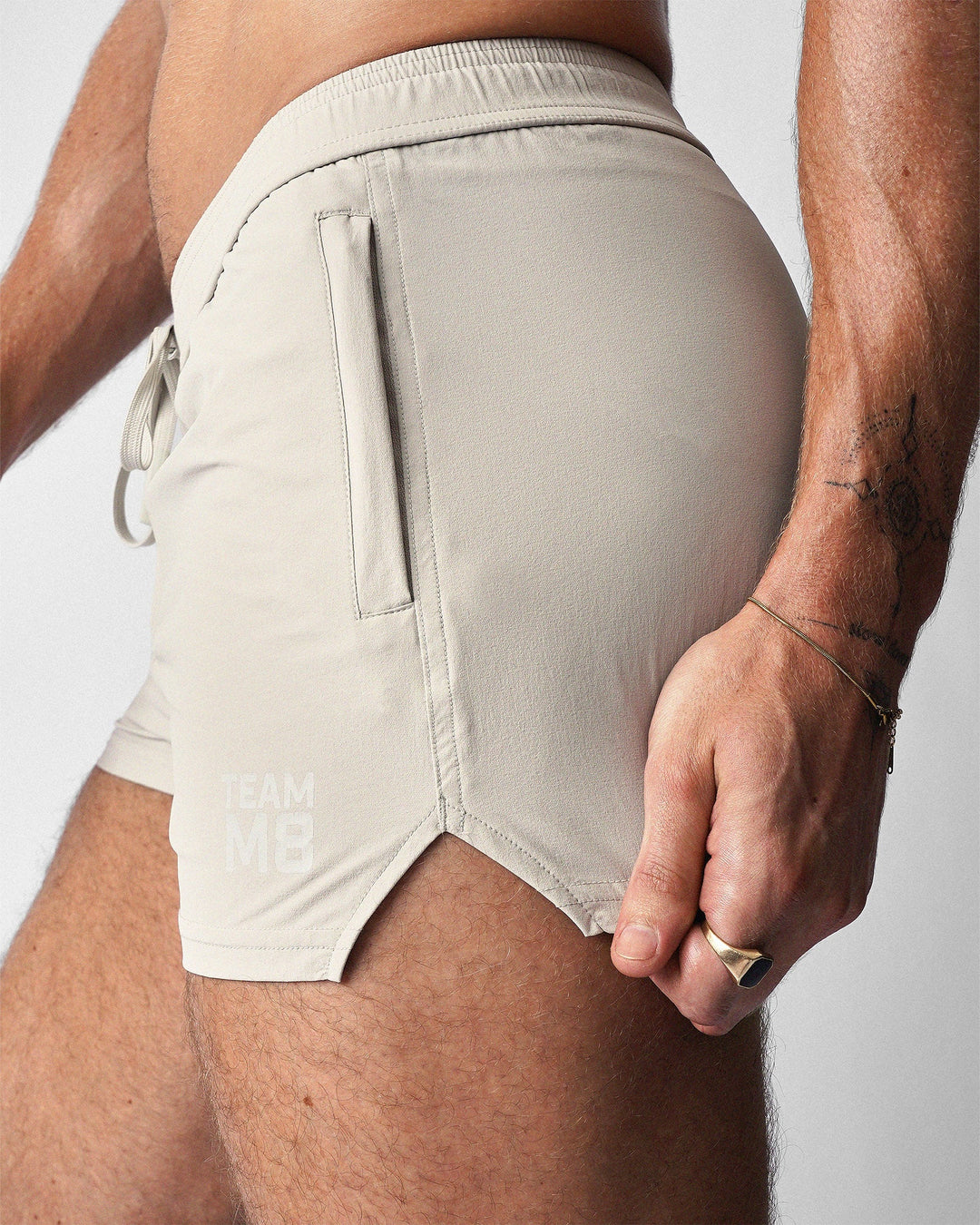 TEAMM8 Pace 2.5 inch gym short in ecru – scallop leg split performance short