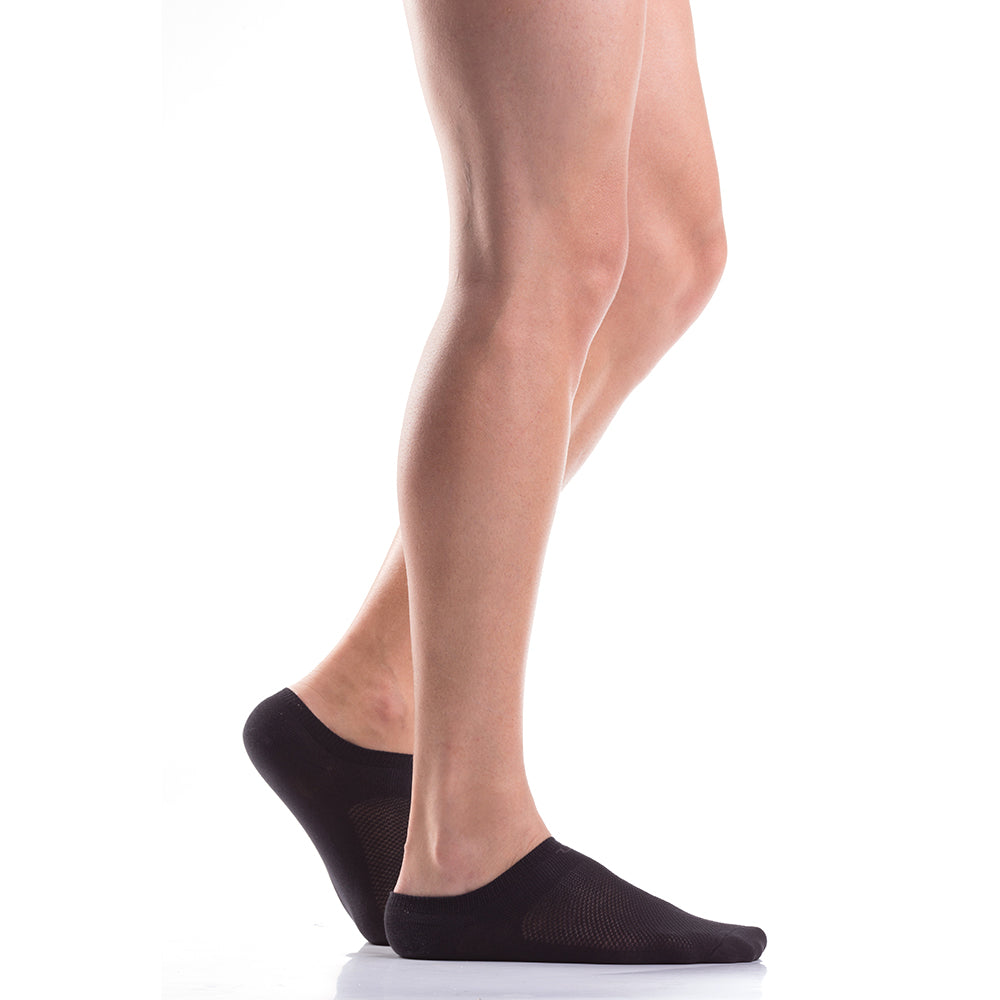 Mundo Unico men's classic black cotton heel tab socks – front view